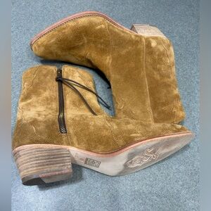 Free people, new frontier suede leather camel color boot women’s 41/11